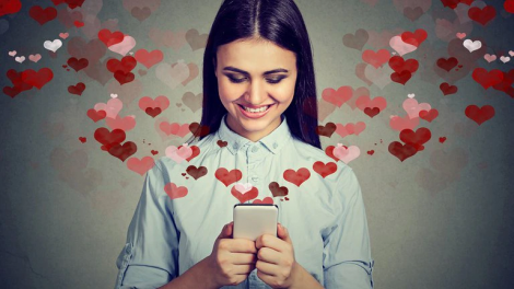 chica con el celular y corazones
