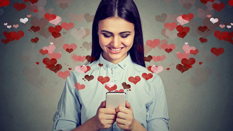 chica con el celular y corazones