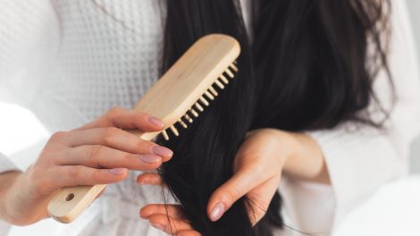 mujer cepillando el cabello
