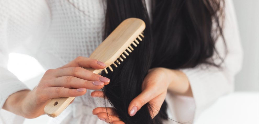 mujer cepillando el cabello