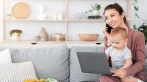 mujer con niño trabajando desde casa