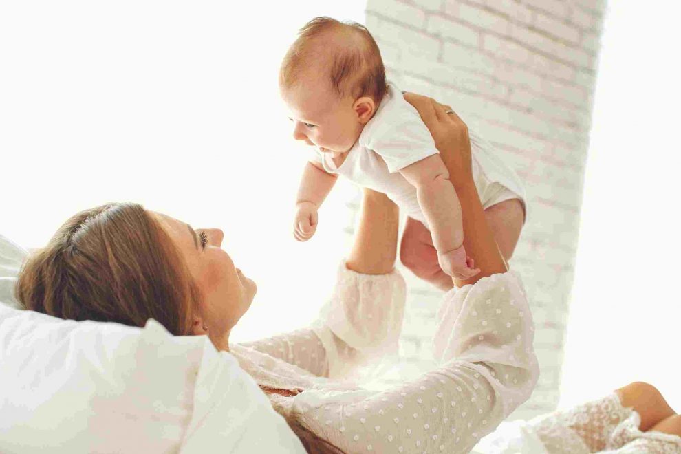 mamá cargando al bebé