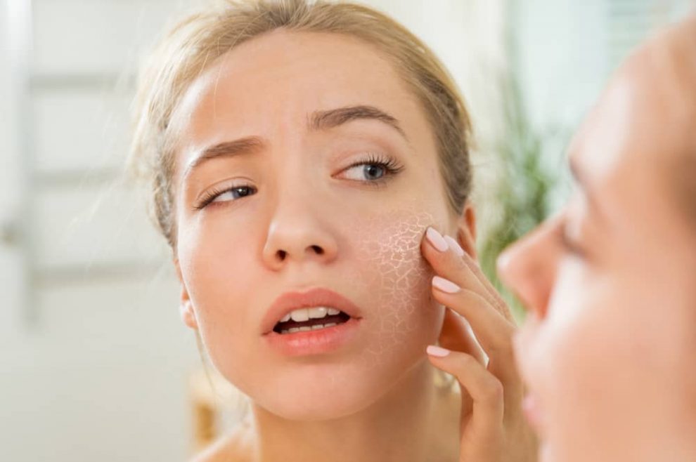 mujer revisando su rostro