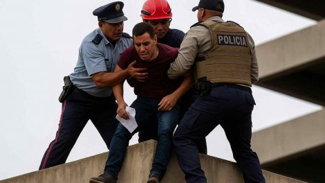 Rescatan a hombre que intentó suicidarse en Centro Comercial del Zulia