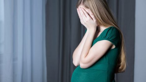 mujer embarazada llorando