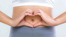 Manos formando un corazón en el abdomen