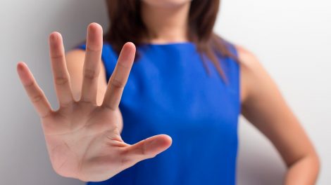 mujer con mano estirada