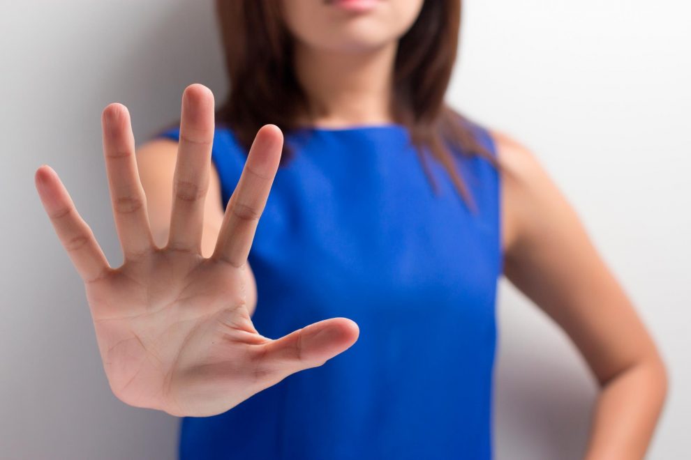 mujer con mano estirada