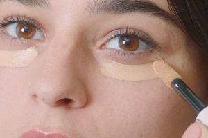 mujer tapando ojeras