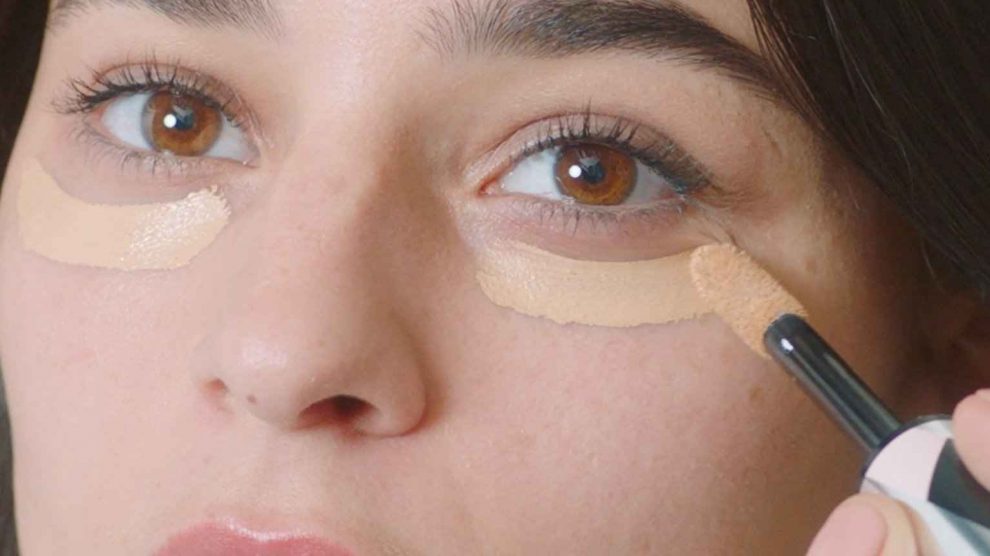 mujer tapando ojeras