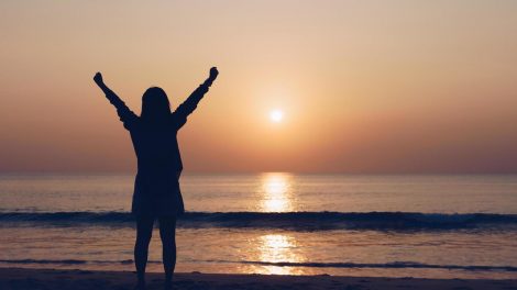 Persona con los brazos abiertos