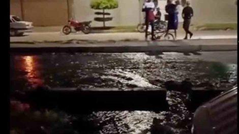 Camión de Corpoelec cayó en hueco en Maracaibo