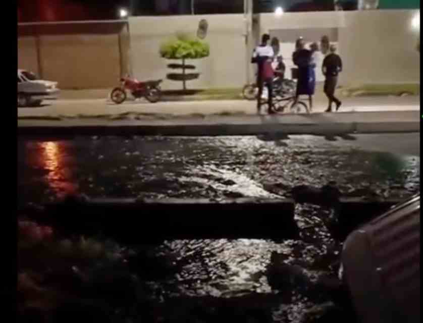 Camión de Corpoelec cayó en hueco en Maracaibo