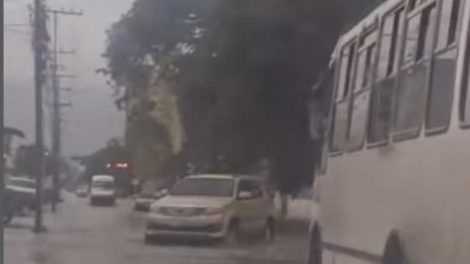 Lluvias en Maracay causan inundaciones en calles