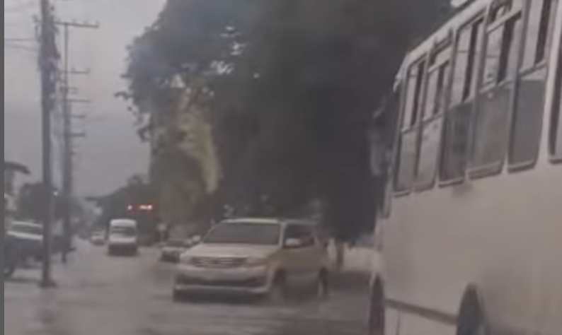 Lluvias en Maracay causan inundaciones en calles