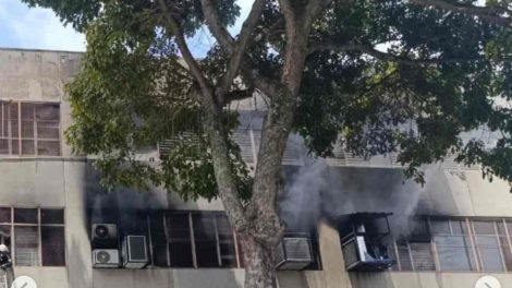 Incendio en fábrica de pastelitos en La Urbina