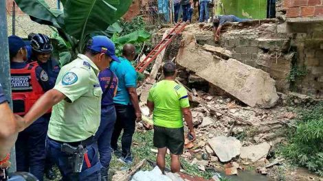 Ocho personas, incluyendo dos menores, resultaron heridas tras colapso de un puente en Ojo de Agua durante acto político en Baruta.