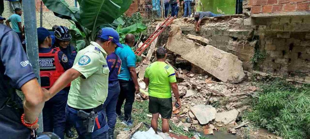 Ocho personas, incluyendo dos menores, resultaron heridas tras colapso de un puente en Ojo de Agua durante acto político en Baruta.
