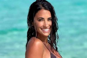 Antonela Roccuzzo en microbikini deslumbra en Italia