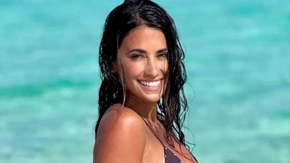 Antonela Roccuzzo en microbikini deslumbra en Italia