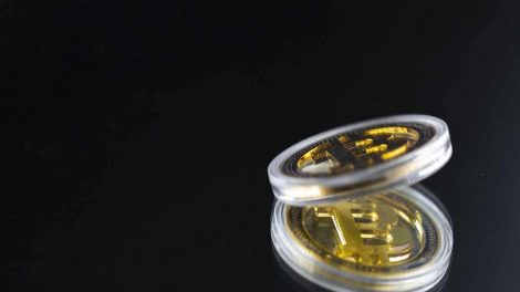 photo source:  https://pixabay.com/nl/photos/crypto-cryptocurrency-bitcoin-4231398/ 