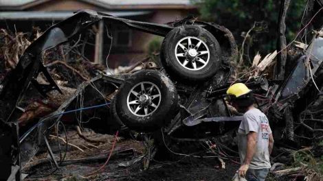 Inundaciones en Texas causan 109 muertos. Autoridades buscan desaparecidos y enfrentan críticas por falta de evacuación.