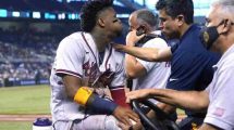 Ronald Acuña Jr. preocupa a los Bravos tras salir lesionado en el juego contra Kansas City