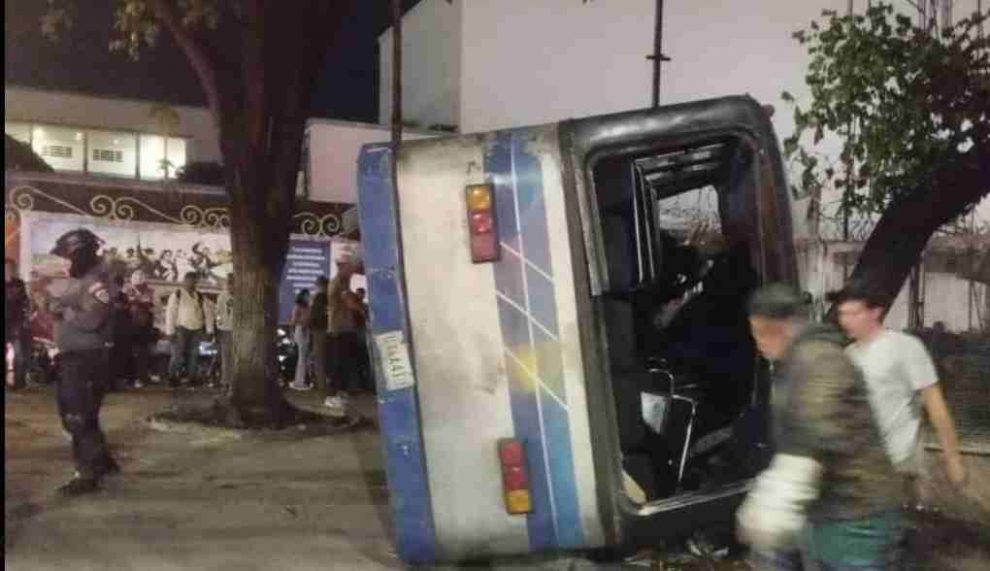 volcamiento de autobus en El Calvario Caracas