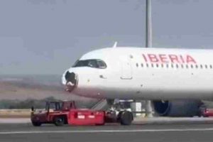 Avión de Iberia regresa de emergencia a Barajas