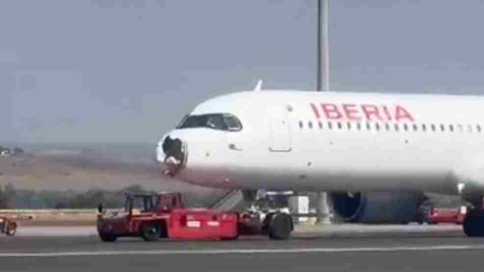 Avión de Iberia regresa de emergencia a Barajas