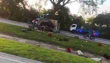 Camión de frutas volcó en la ARC