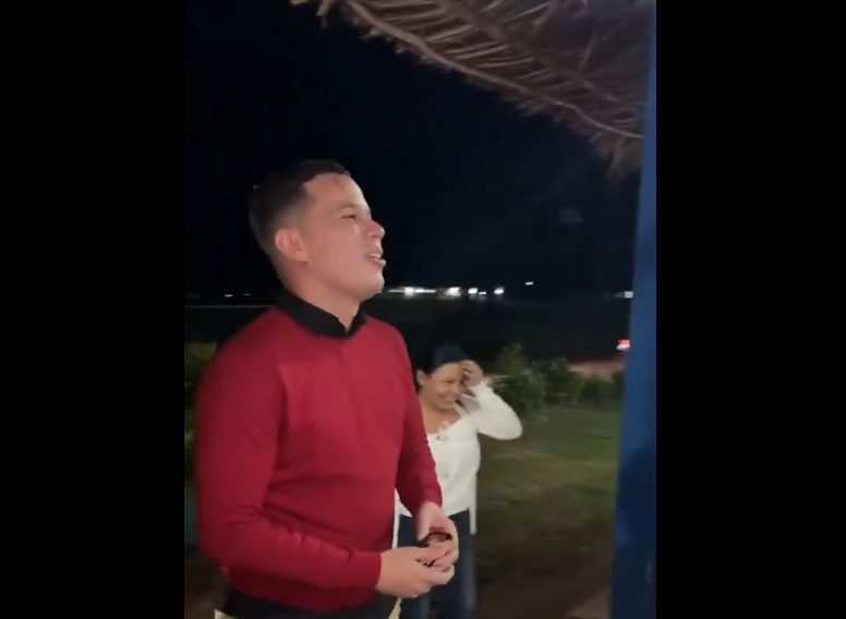 Comunidad indígena despide a joven médico en Canaima