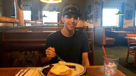 Tyler Robinson comiendo en un restaurante