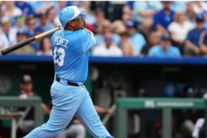 Salvador Pérez conectó su jonrón 300 en la MLB