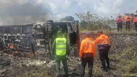 Autobús se volcó e incendió en Bolívar