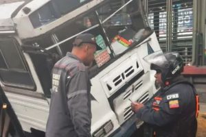Transporte público volcó en la avenida Fuerzas Armadas