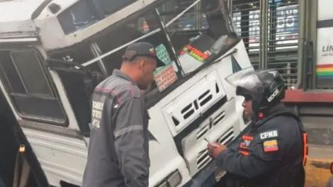 Transporte público volcó en la avenida Fuerzas Armadas
