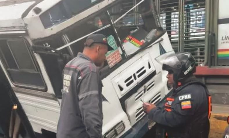 Transporte público volcó en la avenida Fuerzas Armadas
