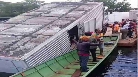 Rescate del camión en el río Portuguesa se hizo viral tras caer parcialmente al afluente en Guárico. Vecinos y tripulantes lograron estabilizarlo.