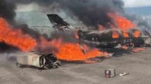 Un accidente en el Aeropuerto de Paramillo dejó una avioneta incendiada y dos posibles fallecidos. Autoridades investigan las causas del siniestro.