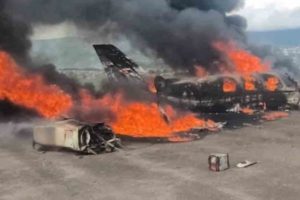 Un accidente en el Aeropuerto de Paramillo dejó una avioneta incendiada y dos posibles fallecidos. Autoridades investigan las causas del siniestro.