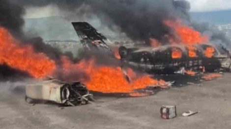 Un accidente en el Aeropuerto de Paramillo dejó una avioneta incendiada y dos posibles fallecidos. Autoridades investigan las causas del siniestro.