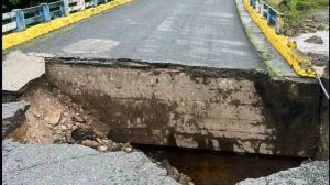 El colapso de puentes entre Sucre y Monagas ocurrió tras fuertes lluvias por la Onda Tropical 48. Autoridades desplegaron equipos para atender la emergencia.