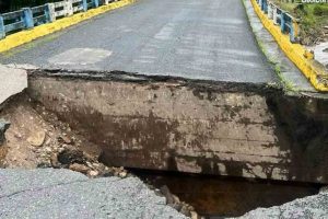 El colapso de puentes entre Sucre y Monagas ocurrió tras fuertes lluvias por la Onda Tropical 48. Autoridades desplegaron equipos para atender la emergencia.
