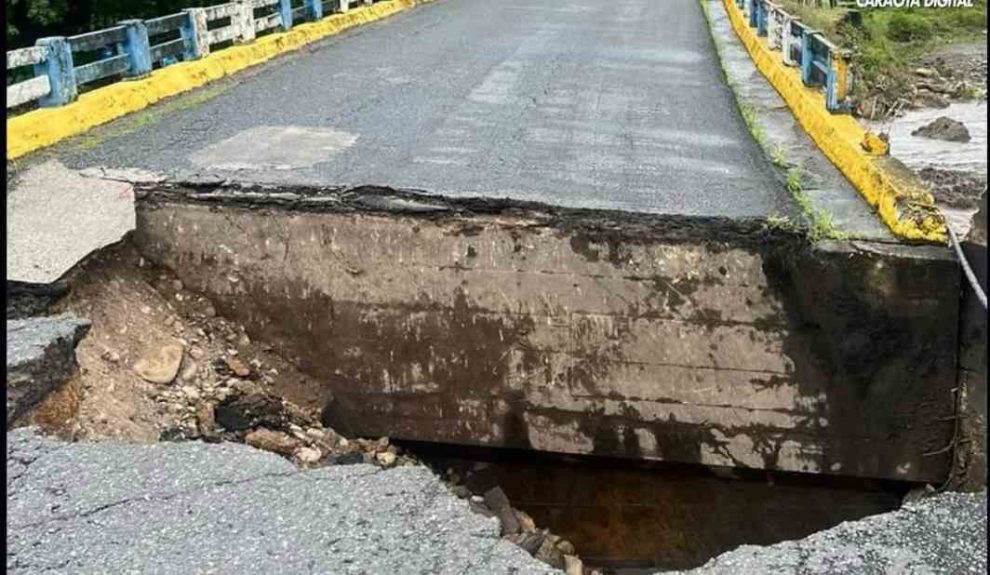 El colapso de puentes entre Sucre y Monagas ocurrió tras fuertes lluvias por la Onda Tropical 48. Autoridades desplegaron equipos para atender la emergencia.