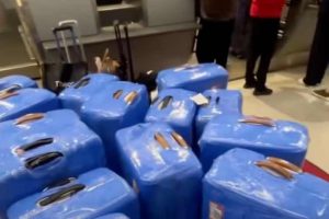 causa revuelo al viajar al Miss Universo con 29 maletas rumbo a Tailandia