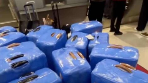 causa revuelo al viajar al Miss Universo con 29 maletas rumbo a Tailandia