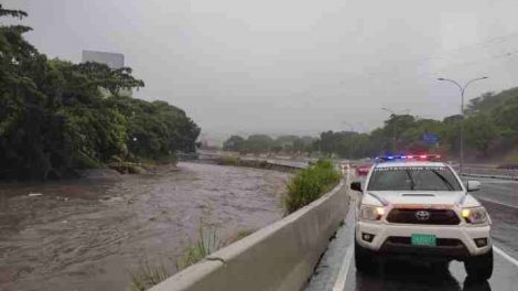 Las lluvias provocaron el desborde del río Guaire