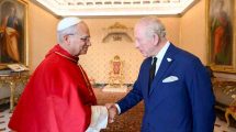 Rey Carlos III y papa León XIV rezan juntos en el Vaticano