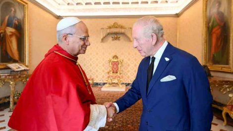 Rey Carlos III y papa León XIV rezan juntos en el Vaticano